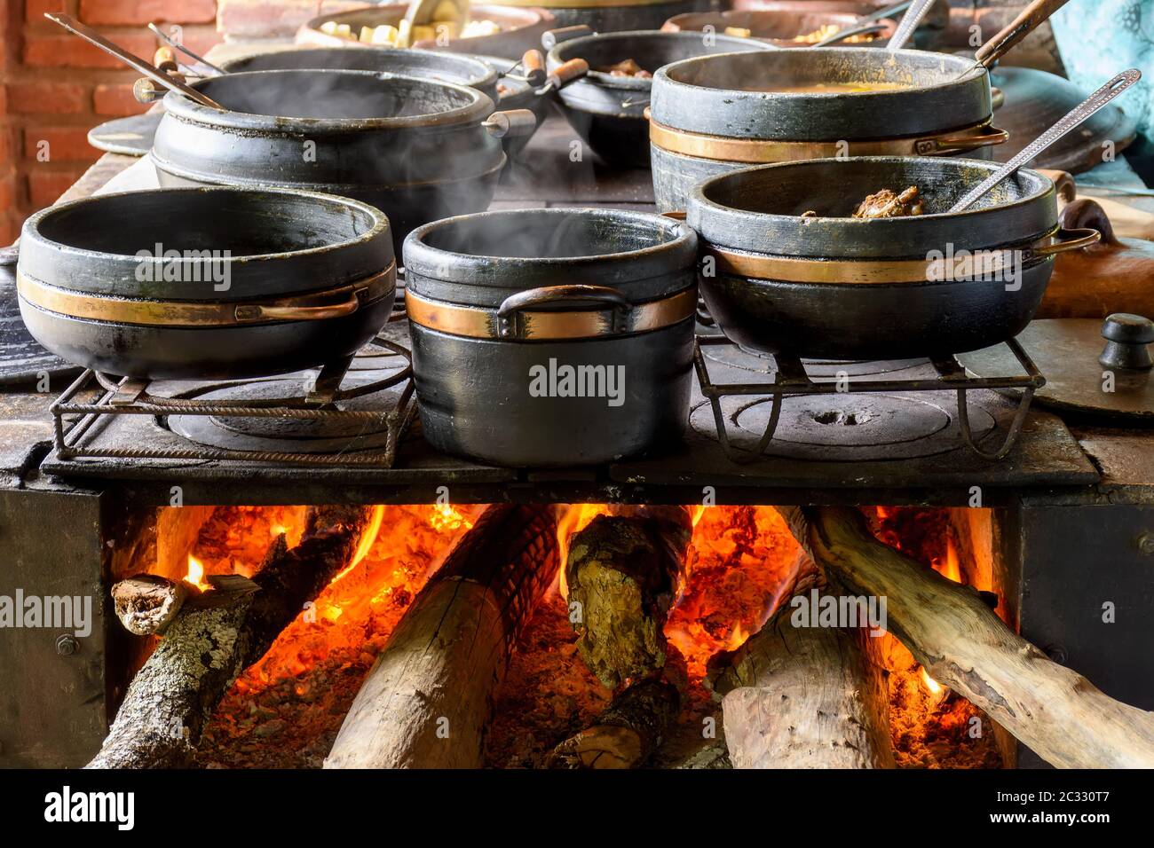 Stufa tradizionale a legna che prepara piatti tipici brasiliani Foto Stock
