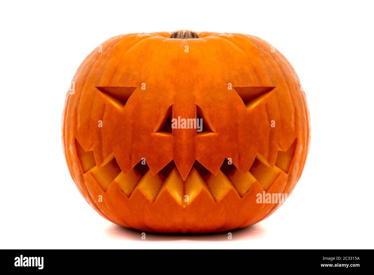Zucca arancione di Halloween con sorriso cattivo isolato su uno sfondo bianco. Foto Stock
