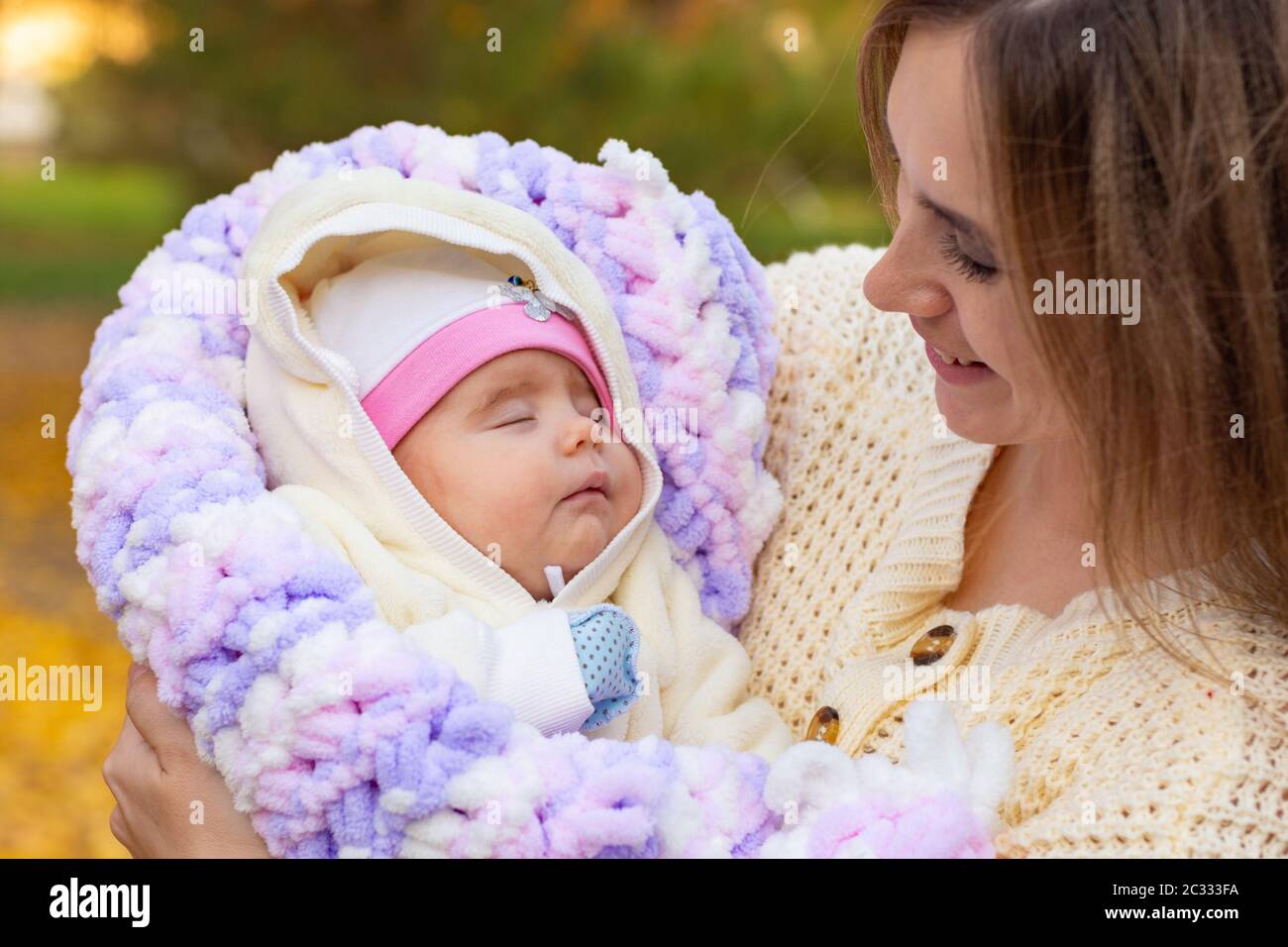 Mamma gioisce nel suo bambino di due mesi Foto Stock