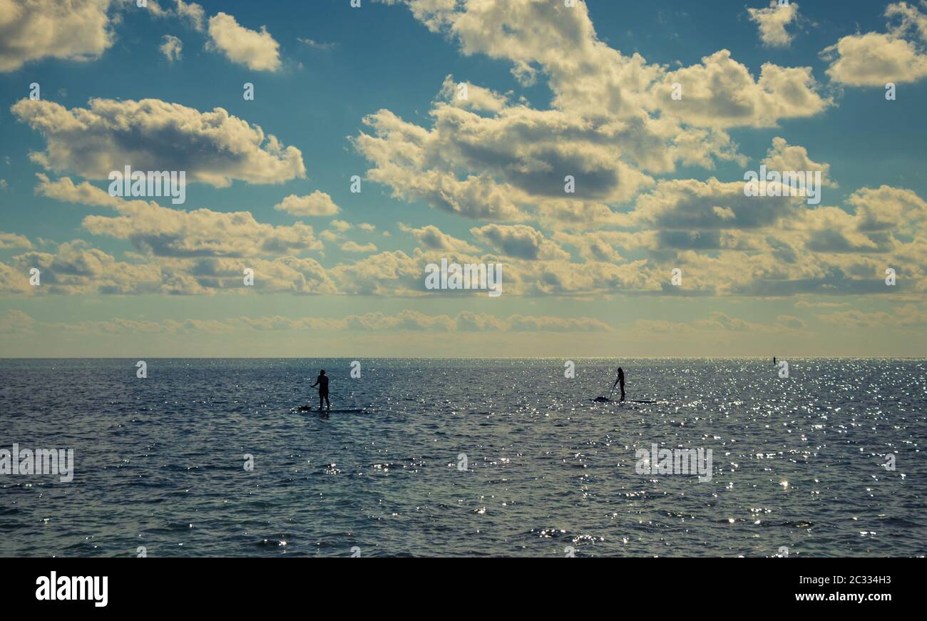 2 paddleboarder fuori da Key Largo. Foto Stock