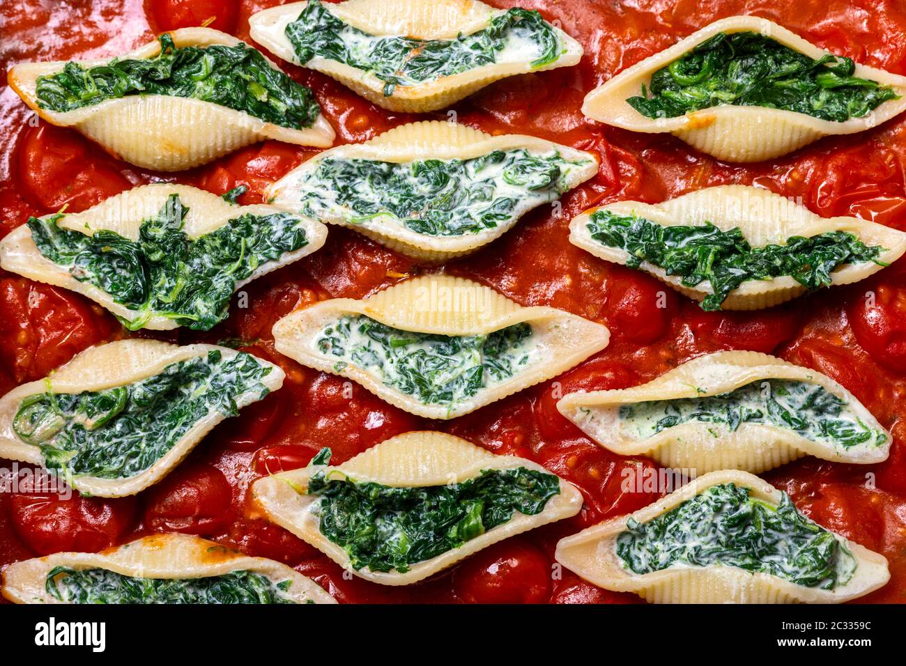 pasta italiana al conchiglino farcita con spinaci Foto Stock