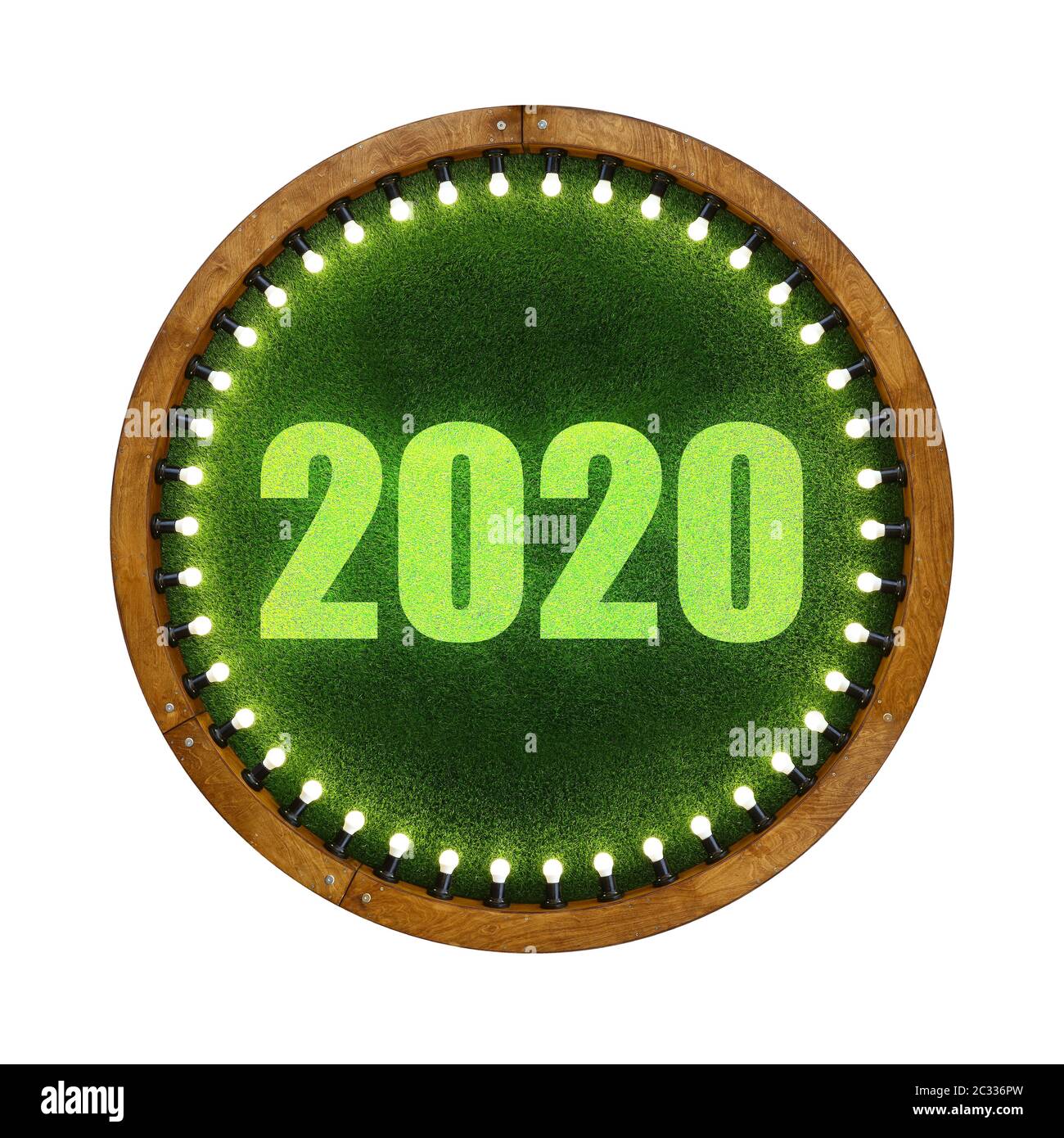 Chiudere fino 2020 segno oltre la forma rotonda anello di legno telaio leggero con lampadine e sfondo illuminato di verde vivace di plastica in erba artificiale, isolato Foto Stock