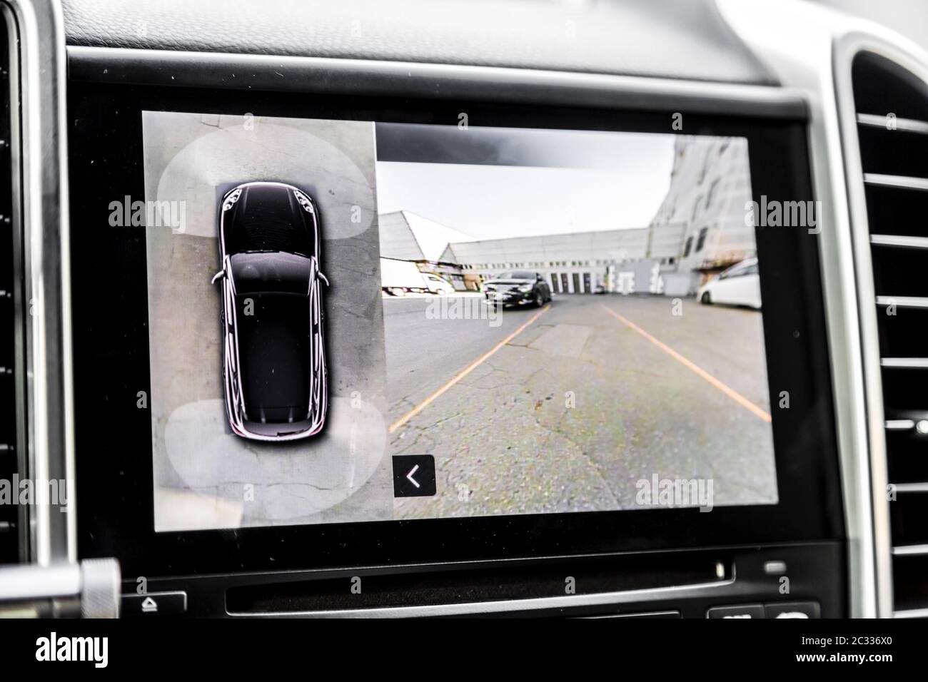 Funzionamento della telecamera anteriore del sistema di visione circolare a 360  gradi. Visualizzazione delle immagini sull'unità principale. Multimedialità  in auto. Opzioni all'interno dell'automobile Foto stock - Alamy