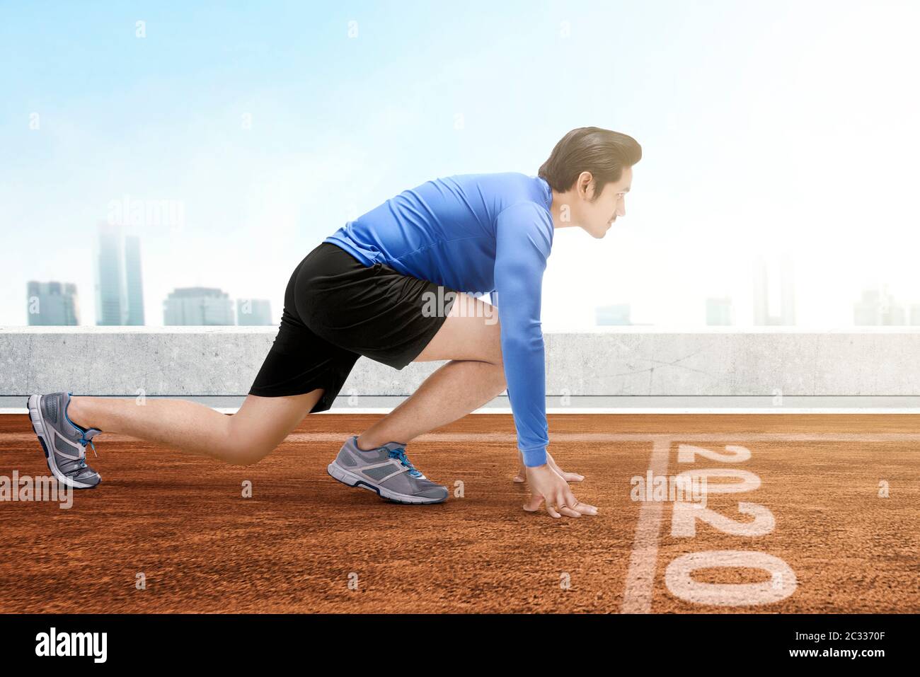 Asian runner uomo pronto a correre sulla linea 2020. Felice Anno Nuovo 2020 Foto Stock