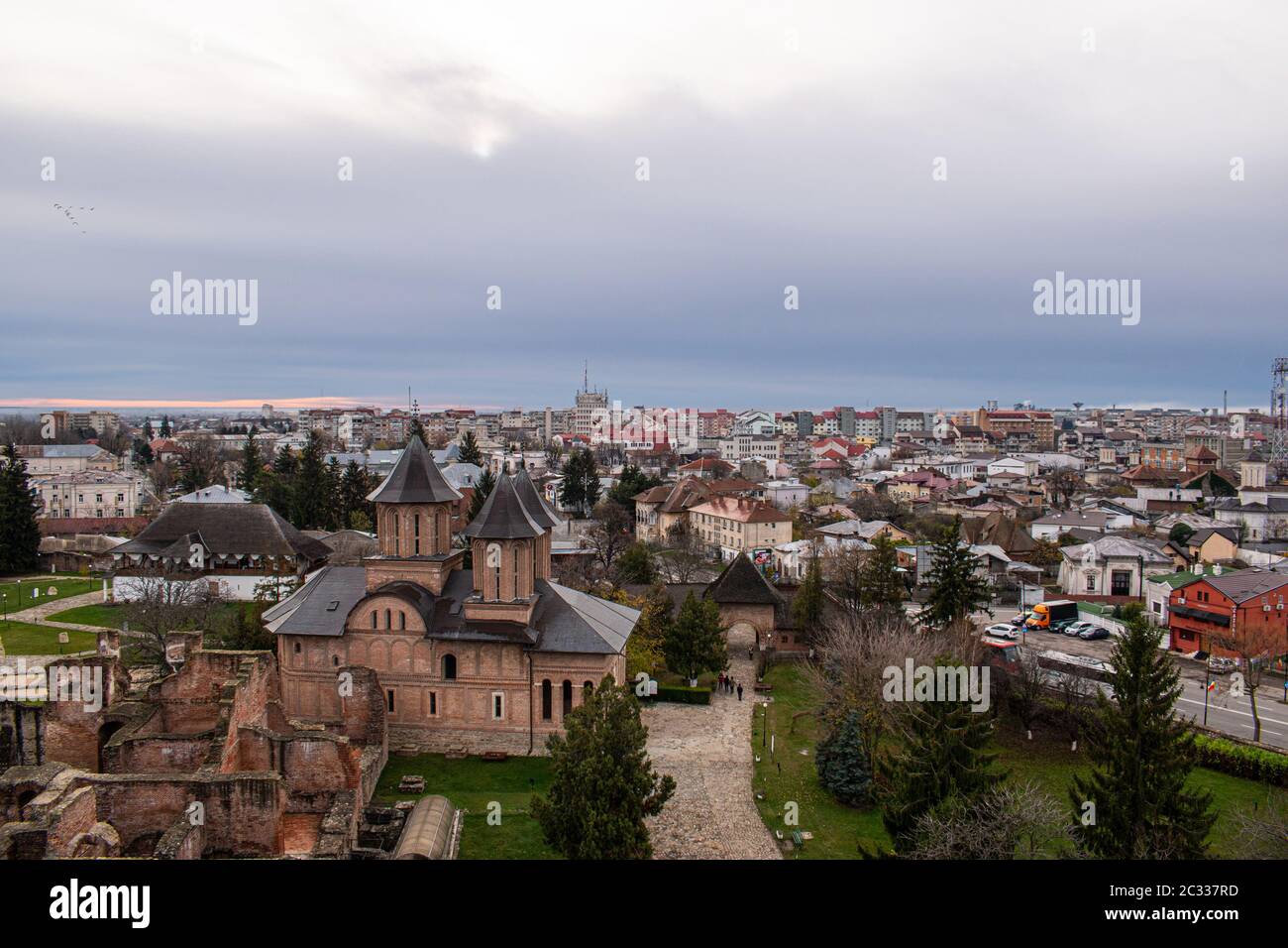 Bellissima vista di un monastero e la città di Sibiu, Romania visto dalla cima della torre Chindia, su un nuvoloso giorno di autunno Foto Stock