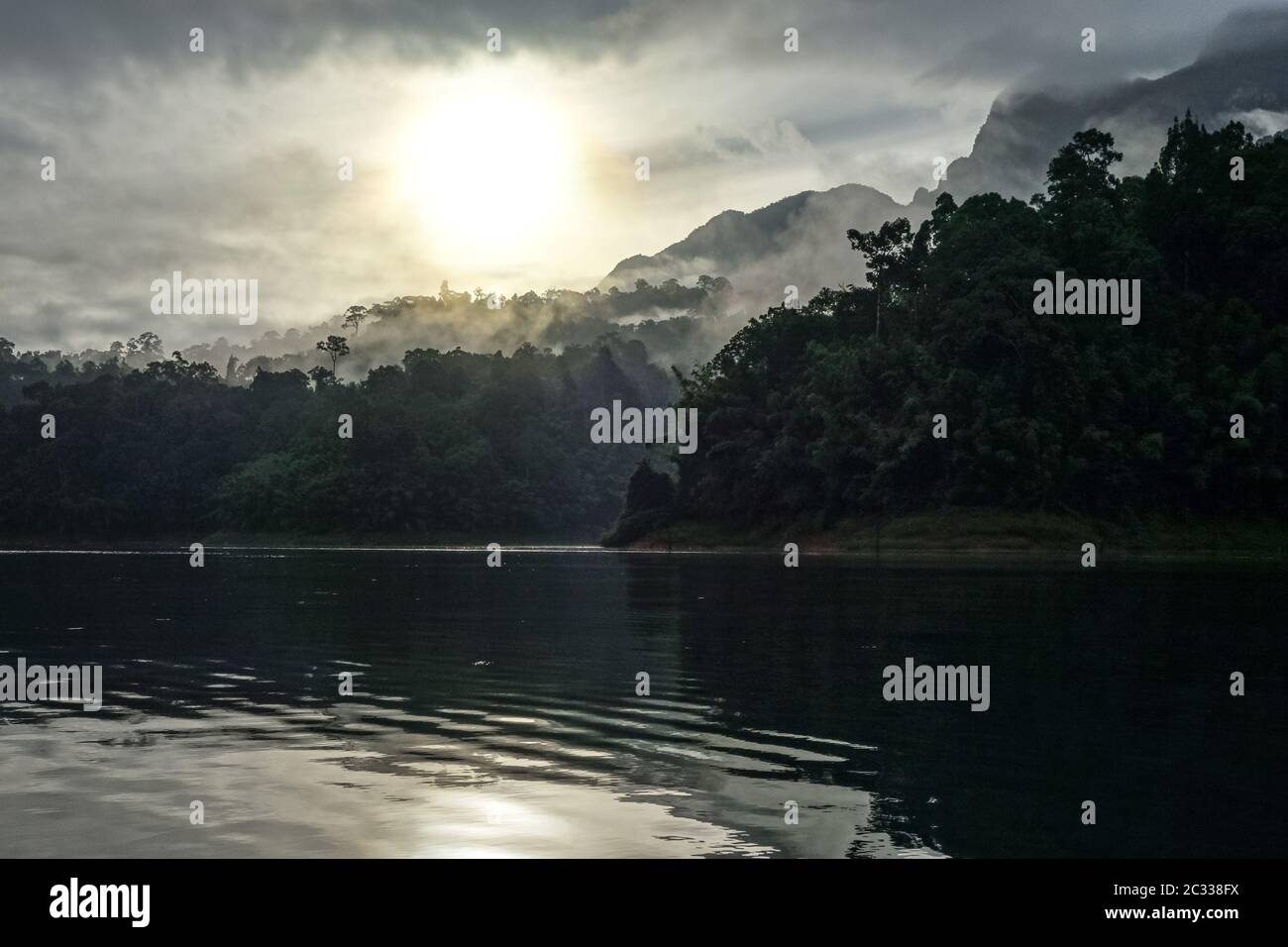 Sunrise sulla Lan Cheow Lago in Khao Sok National Park, Thailandia Foto Stock