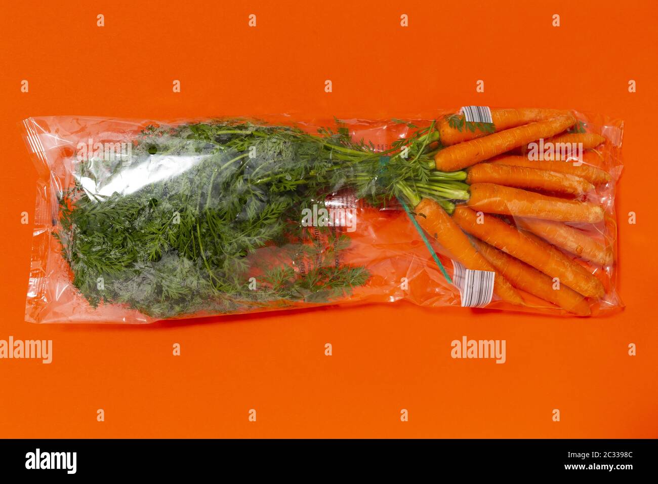 Alcune carote in confezione di plastica Foto Stock
