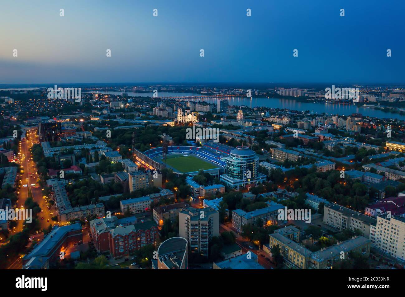 Voronezh centro città in serata con stadio, strade e molti edifici, vista aerea. Foto Stock