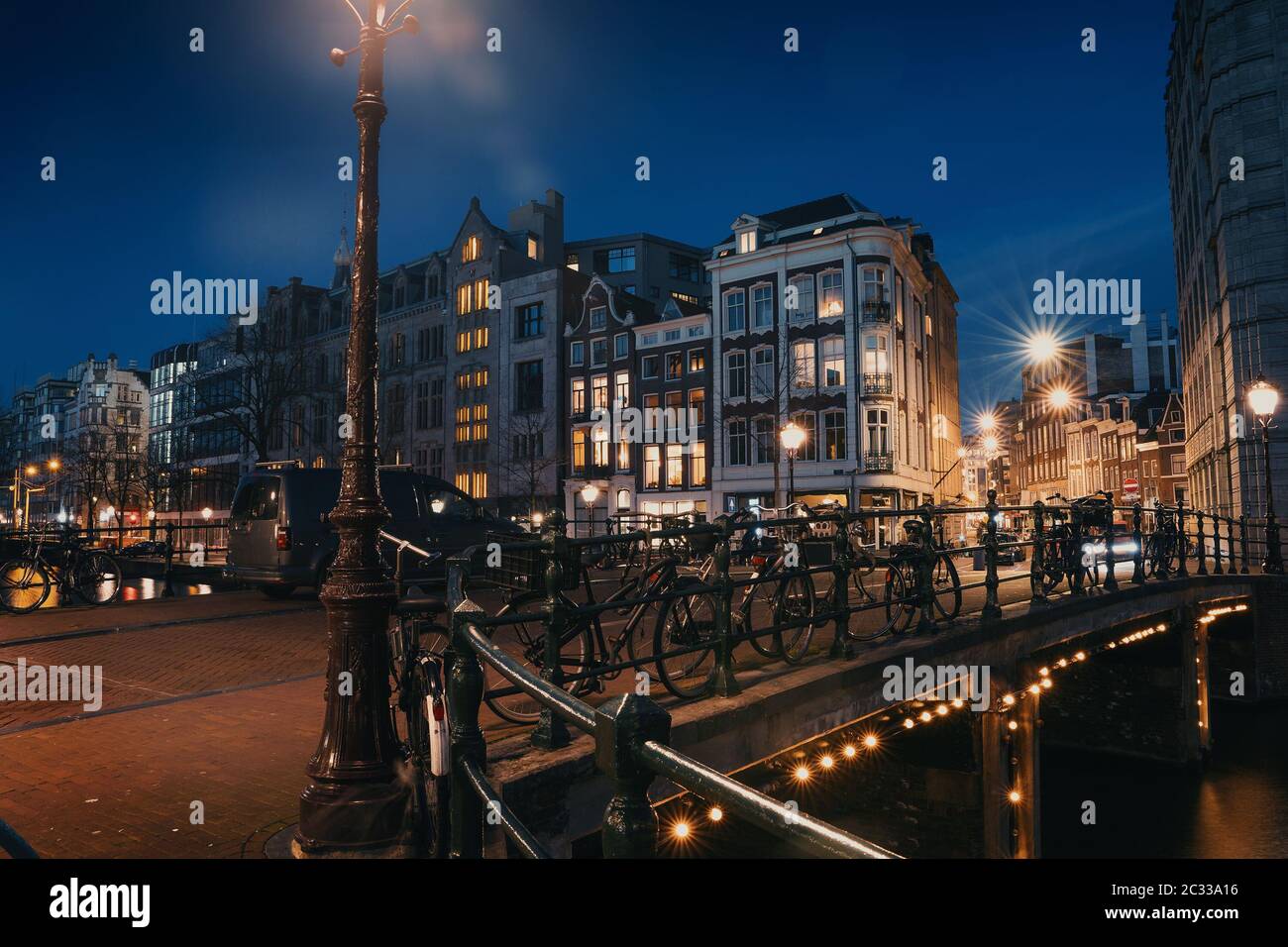 Notte Amsterdam vista città, Paesi Bassi, case tradizionali e fiume, Paesi Bassi. Foto Stock