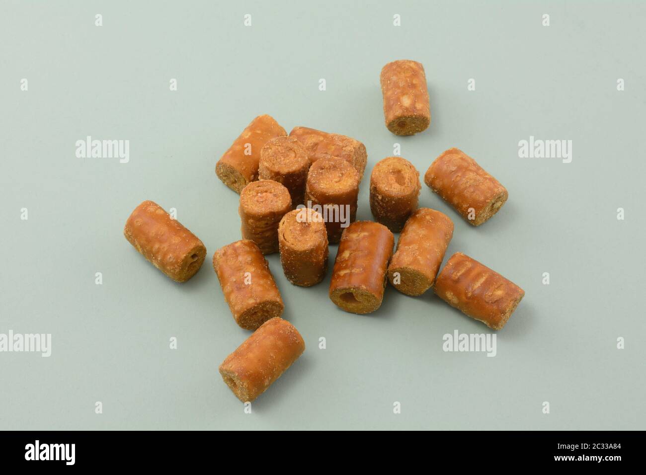Spuntini di pretzel farciti a base di pizza a misura di bocconcino su sfondo verde Foto Stock