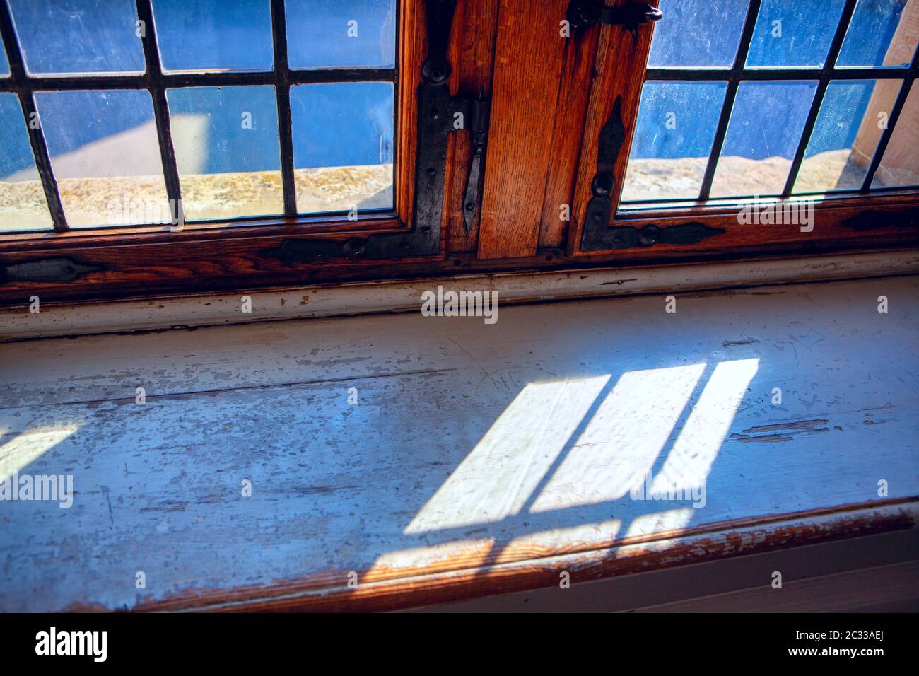 antica finestra con davanzale, vista dall'interno Foto Stock