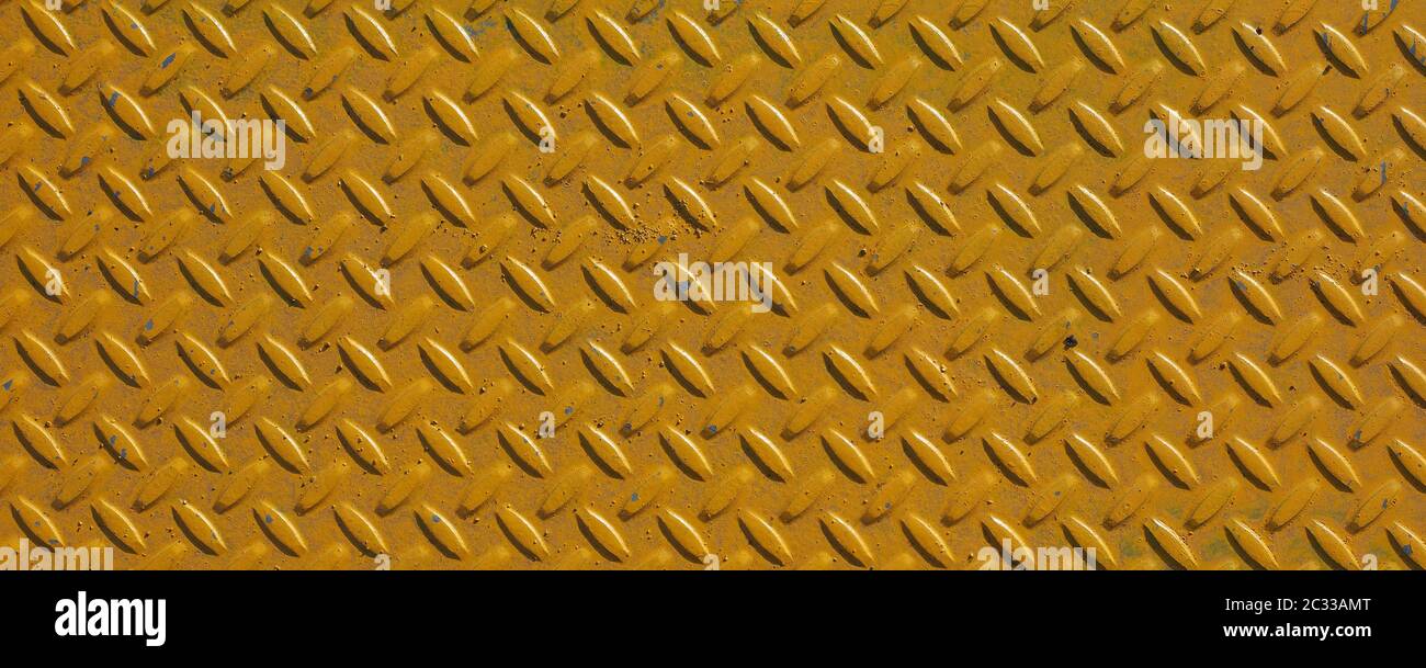 Ampia piastra diamantata in acciaio giallo utile come sfondo Foto Stock