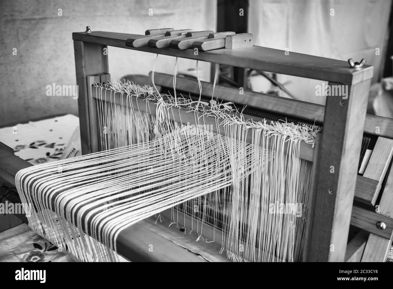 La filatura con un legno ruota di filatura, dettaglio artigianale, fabbricazione di thread Foto Stock