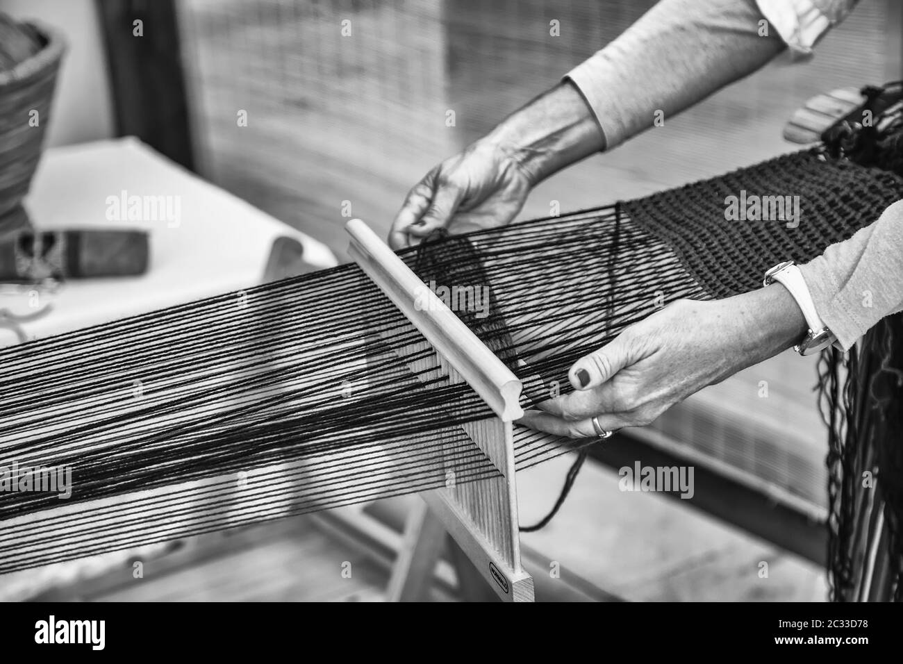 La filatura con un legno ruota di filatura, dettaglio artigianale, fabbricazione di thread Foto Stock