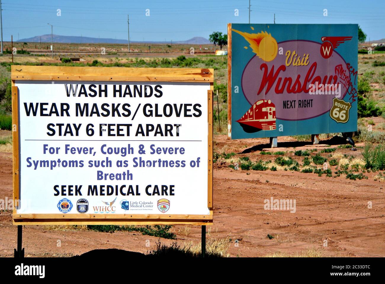 sign in winslow arizona avverte le persone di mantenere le distanze lavano le mani e indossare maschere Foto Stock
