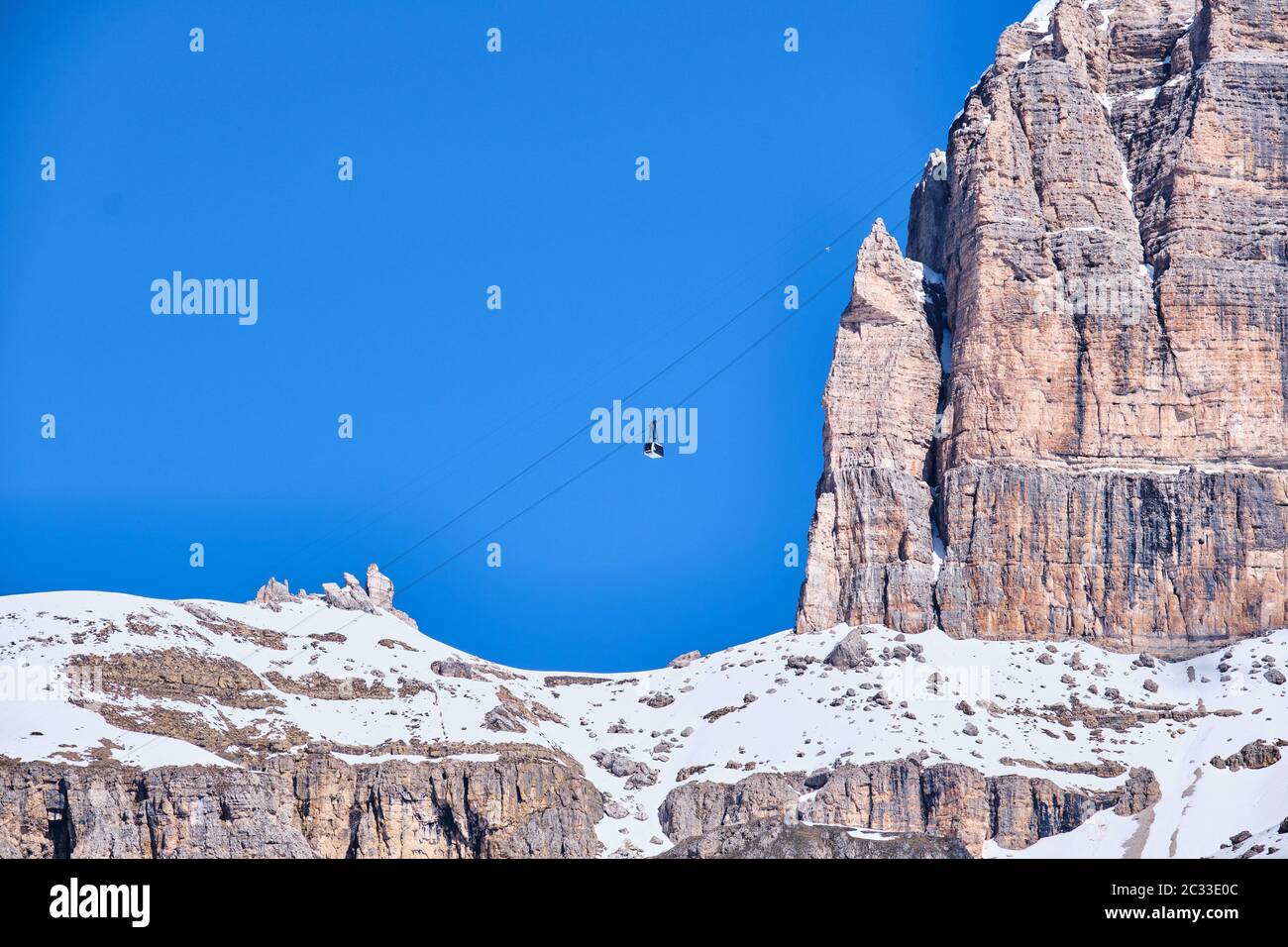 Immagine della montagna con la funivia e rocce in Sud Tirolo Italia in estate Foto Stock