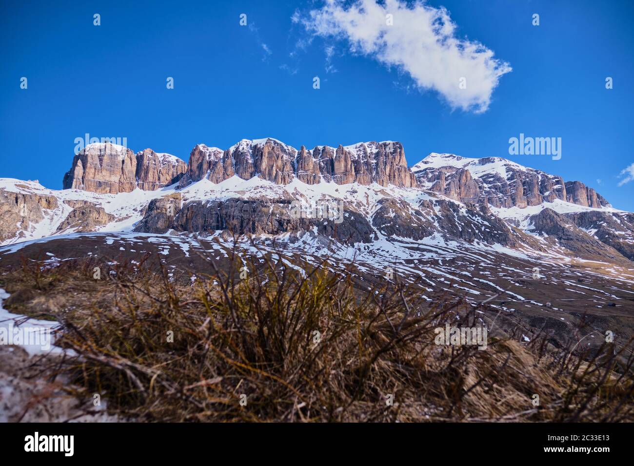Immagine di montagne e di rocce in Sud Tirolo Italia in estate Foto Stock