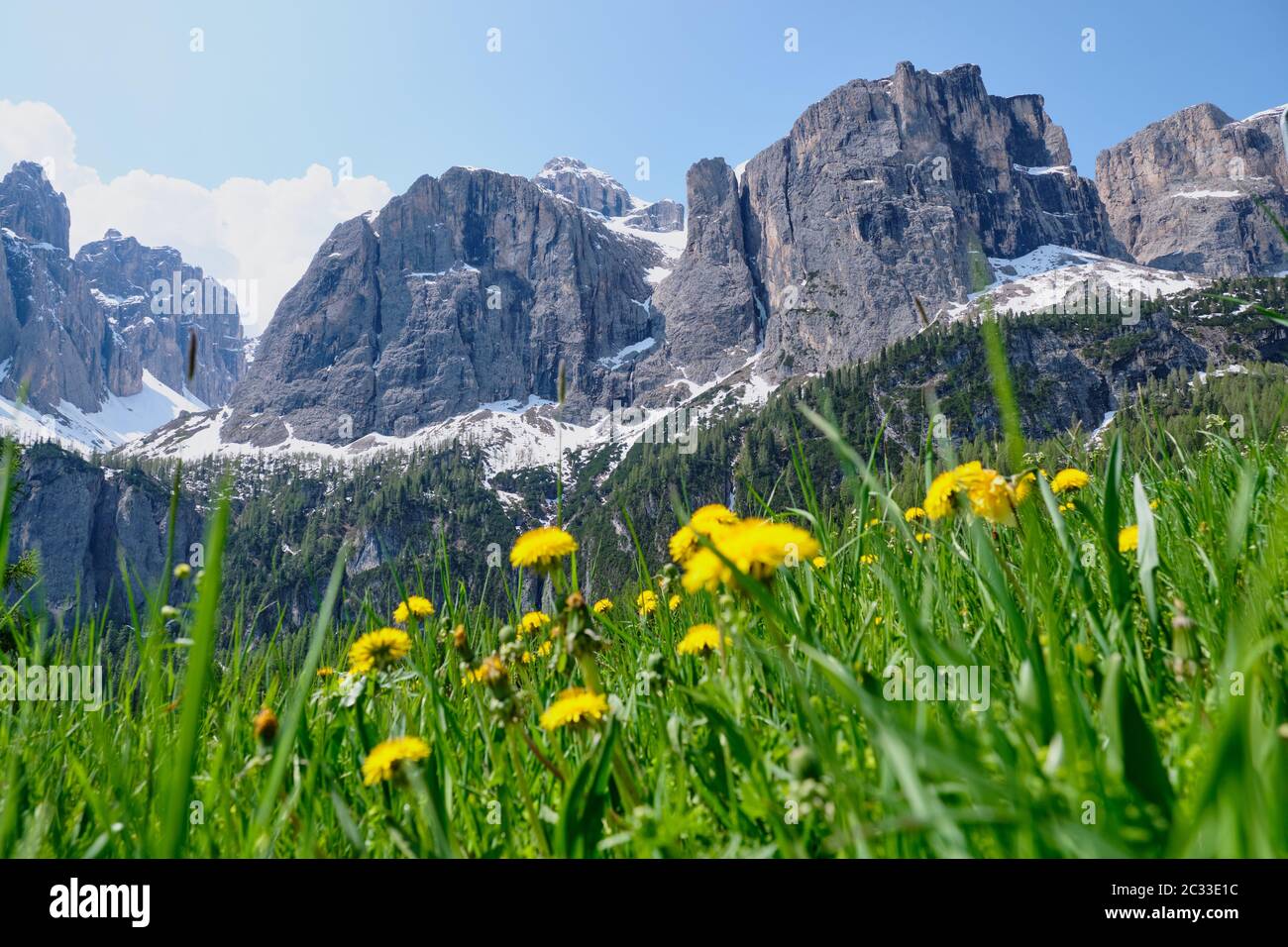Immagine del paesaggio con montagne selvagge e rocce in Alto Adige in Italia in estate Foto Stock