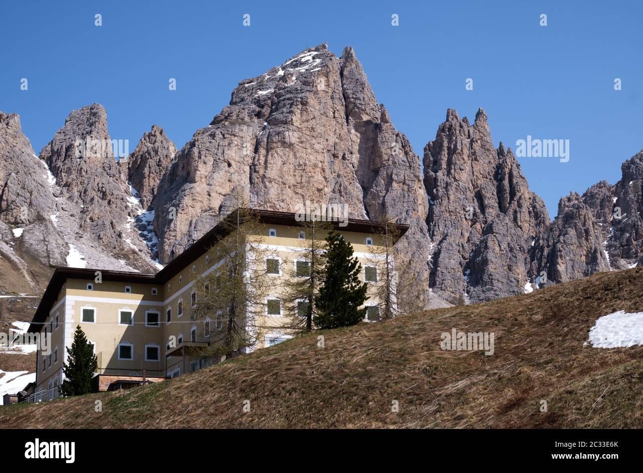 Immagine del paesaggio con montagne selvagge e rocce in Alto Adige in Italia in estate Foto Stock