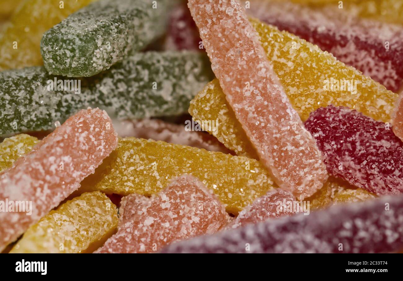 bastoncini di agrodolce in gomma di frutta ricoperta di zucchero Foto Stock