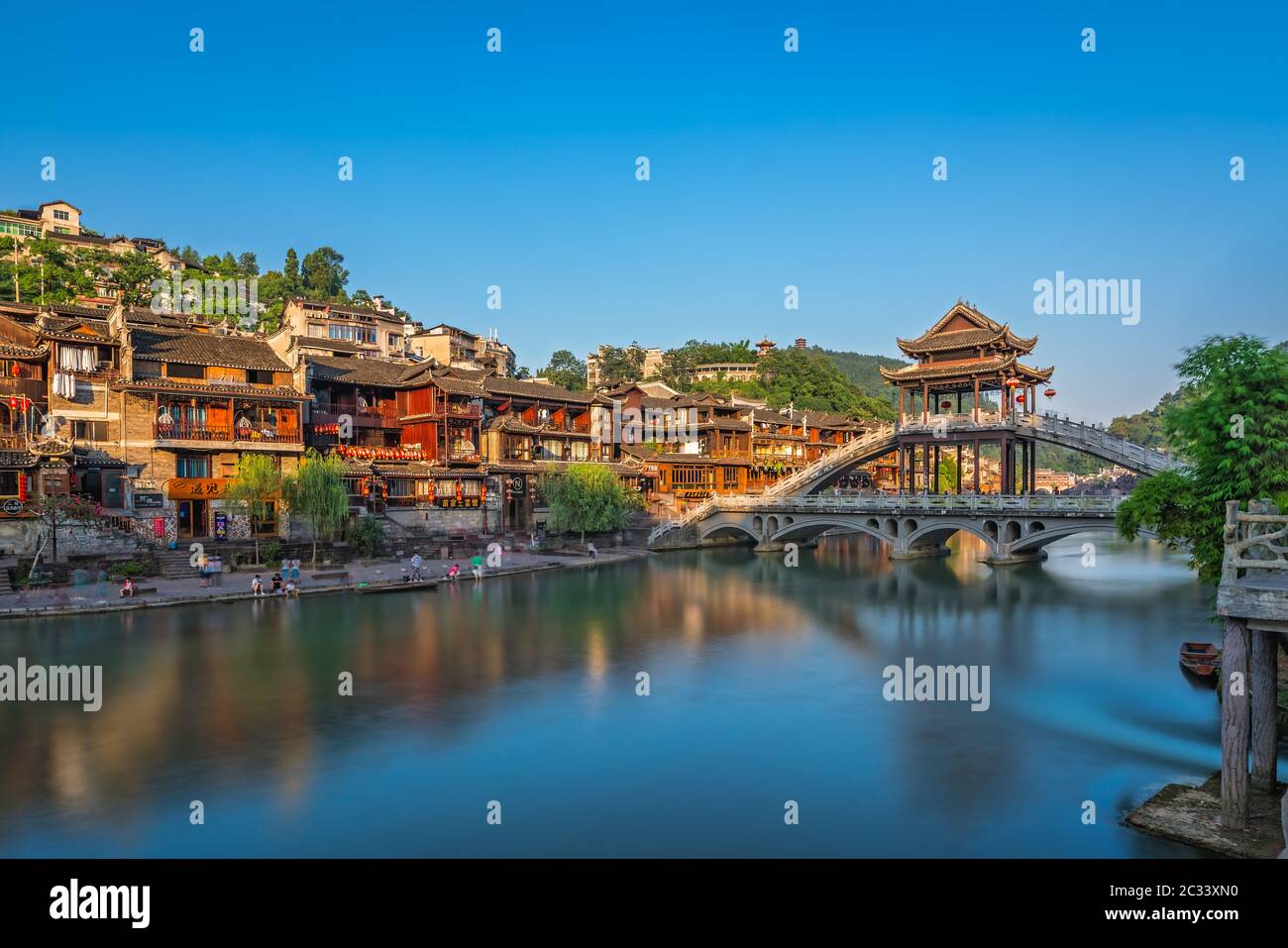 Ponte di pietra sul fiume Tuo Jiang a Feng Huang Foto Stock