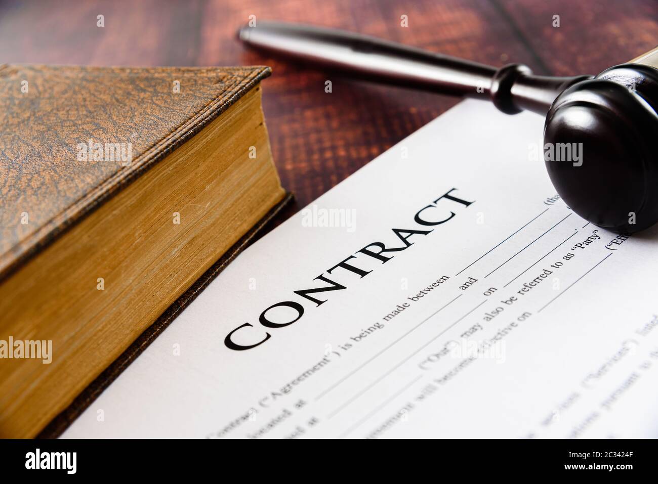 I contratti legali sono oggetto di controversie commerciali risolto nelle corti di giustizia, contratto con martello. Foto Stock