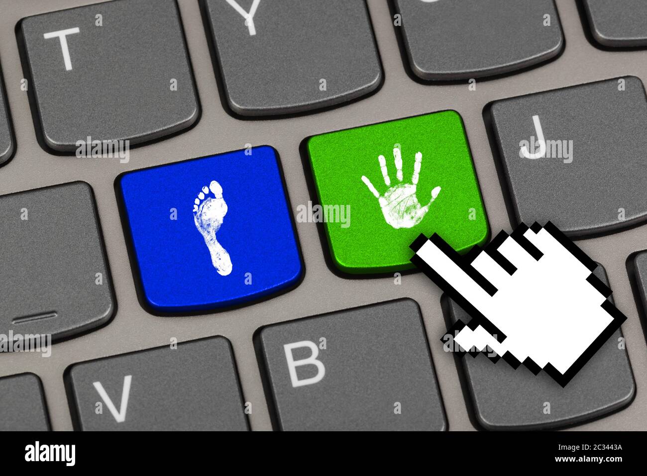 Stampa della mano e del piede sui tasti del computer Foto Stock
