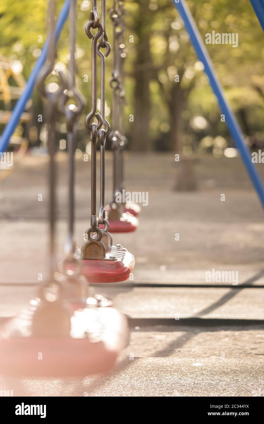 Swing rosso nella scuola materna del parco Asukayama nel quartiere Kita di Tokyo, Giappone. Foto Stock