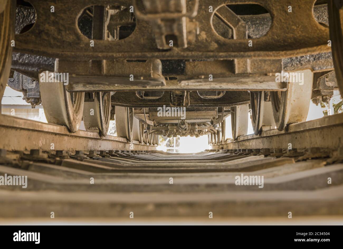 Vista dal basso di una locomotiva tra le rotaie e le ruote nel parco Asukayama nel quartiere Kita di Tokyo Foto Stock