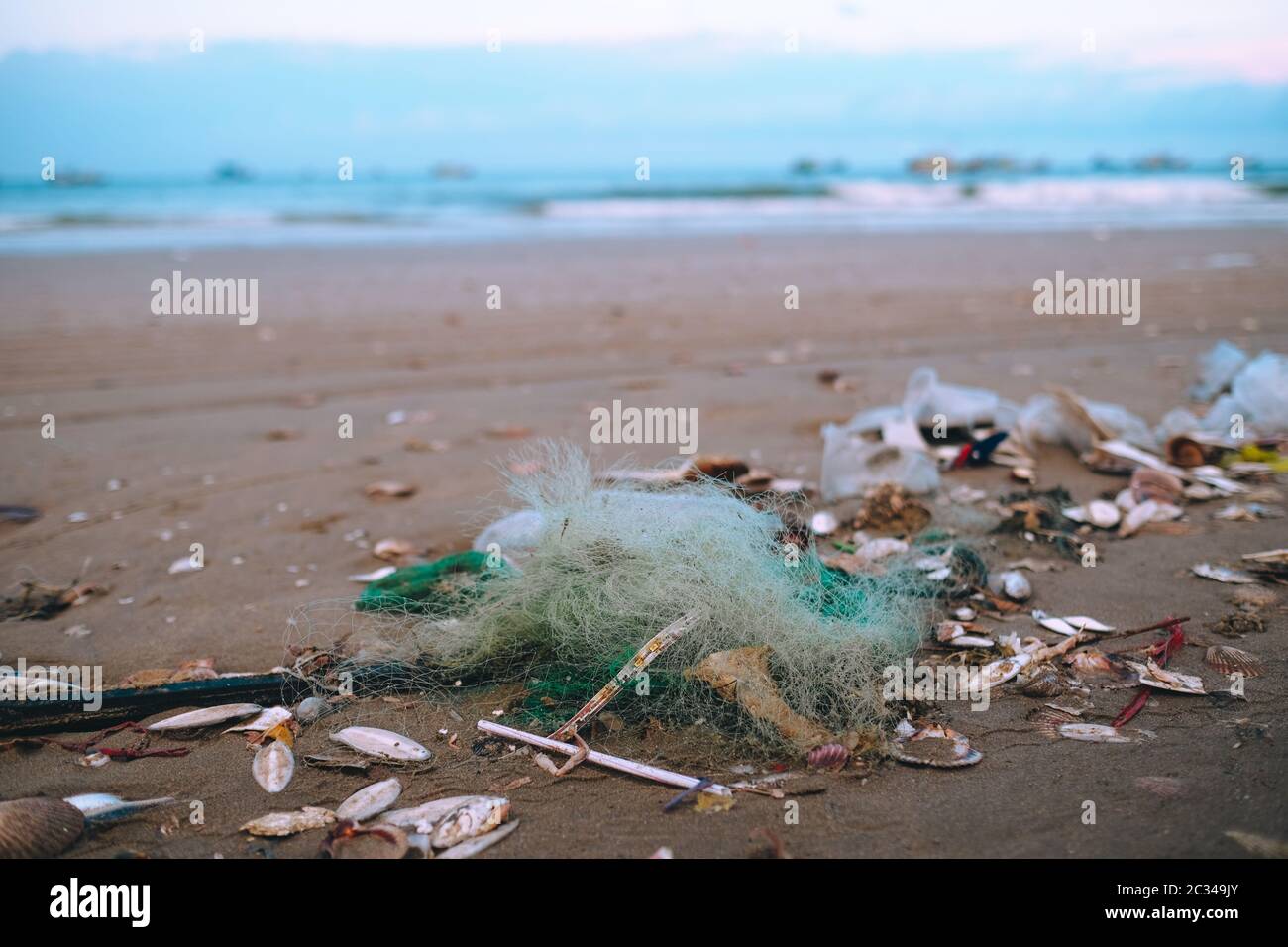 Rifiuti, plastica, rifiuti, bottiglie... inquinamento ambientale sulla spiaggia. Video gratuiti di alta qualità dei rifiuti, bottiglia di plastica sulla spiaggia. Rifiuti che inquinavano l'ambiente oceanico Foto Stock