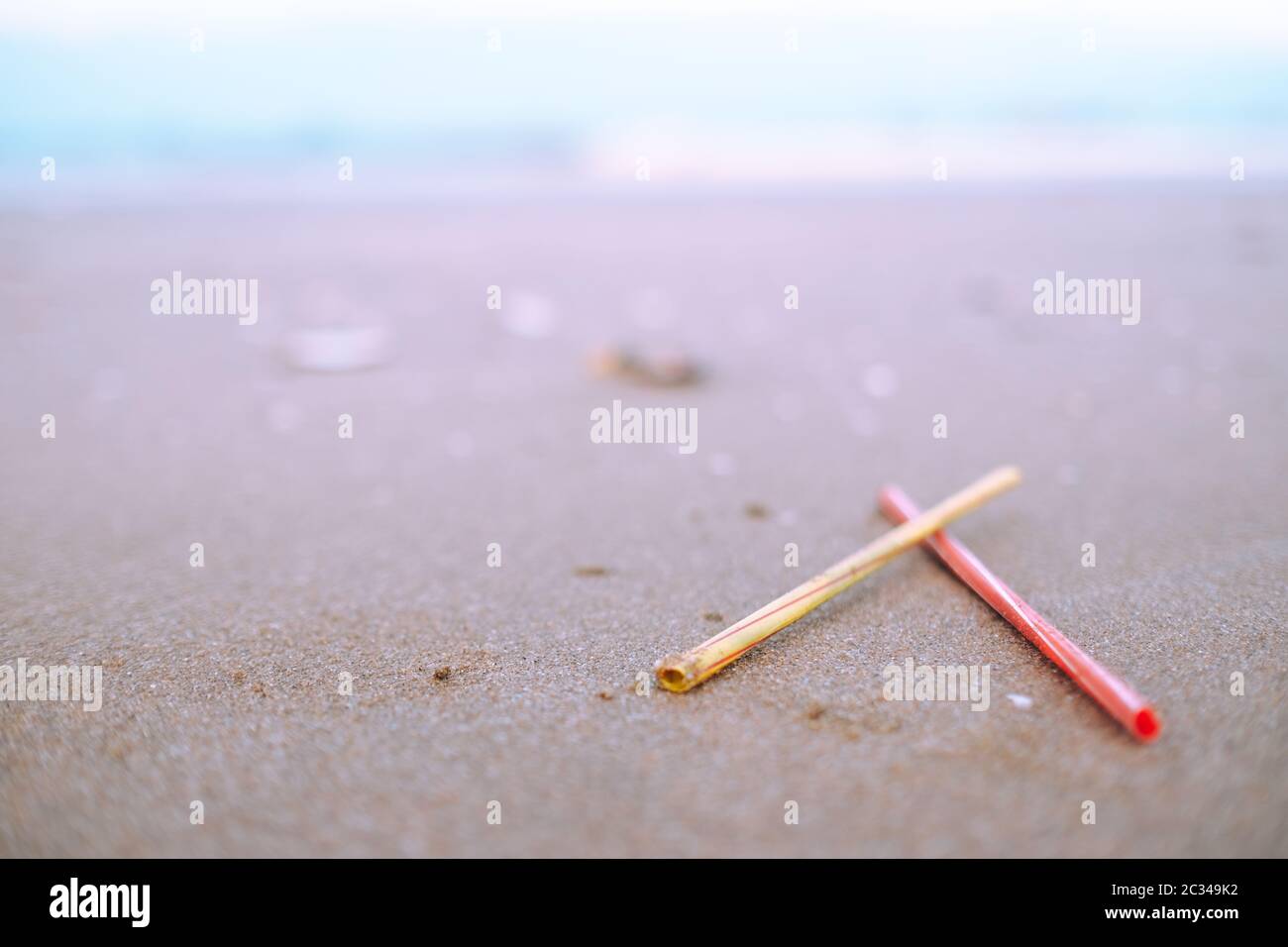 Rifiuti, plastica, rifiuti, bottiglie... inquinamento ambientale sulla spiaggia. Video gratuiti di alta qualità dei rifiuti, bottiglia di plastica sulla spiaggia. Rifiuti che inquinavano l'ambiente oceanico Foto Stock