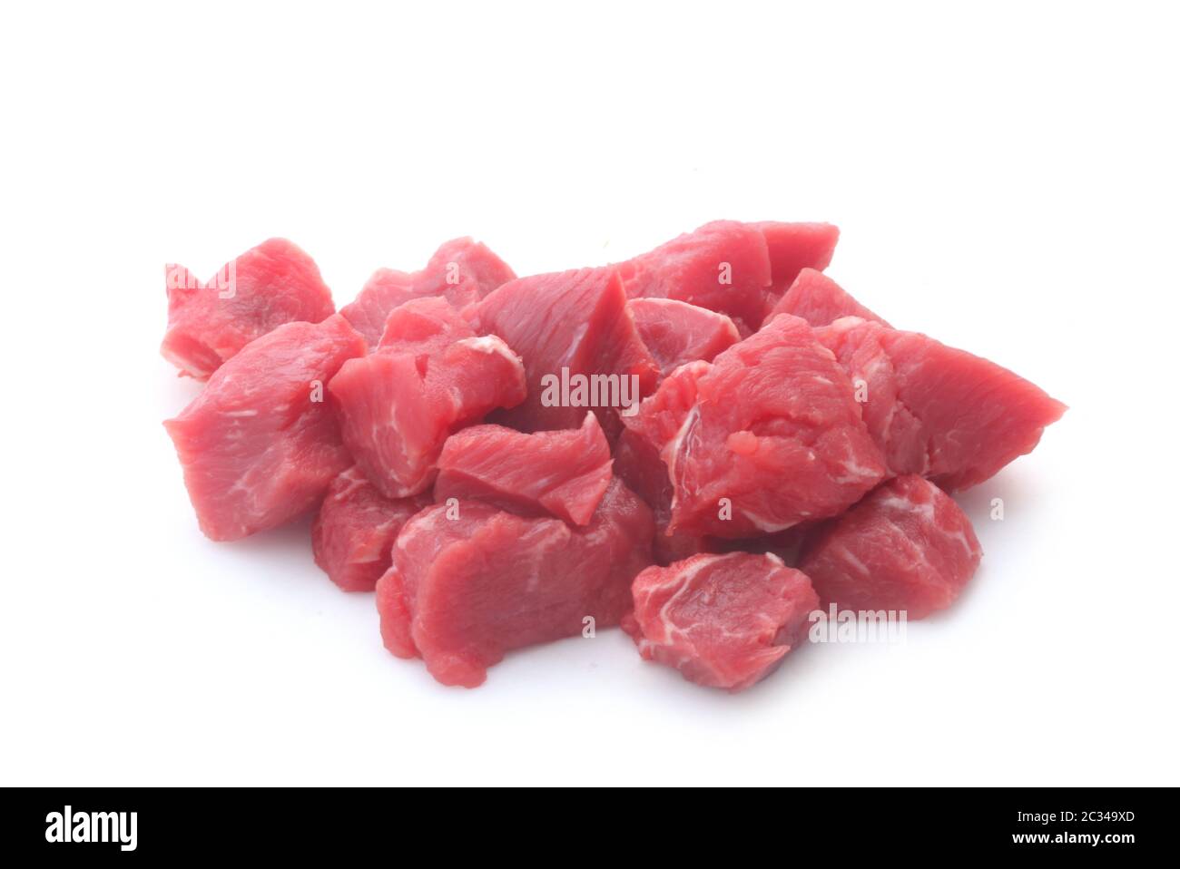 Carne di manzo crudo isolato su bianco Foto Stock