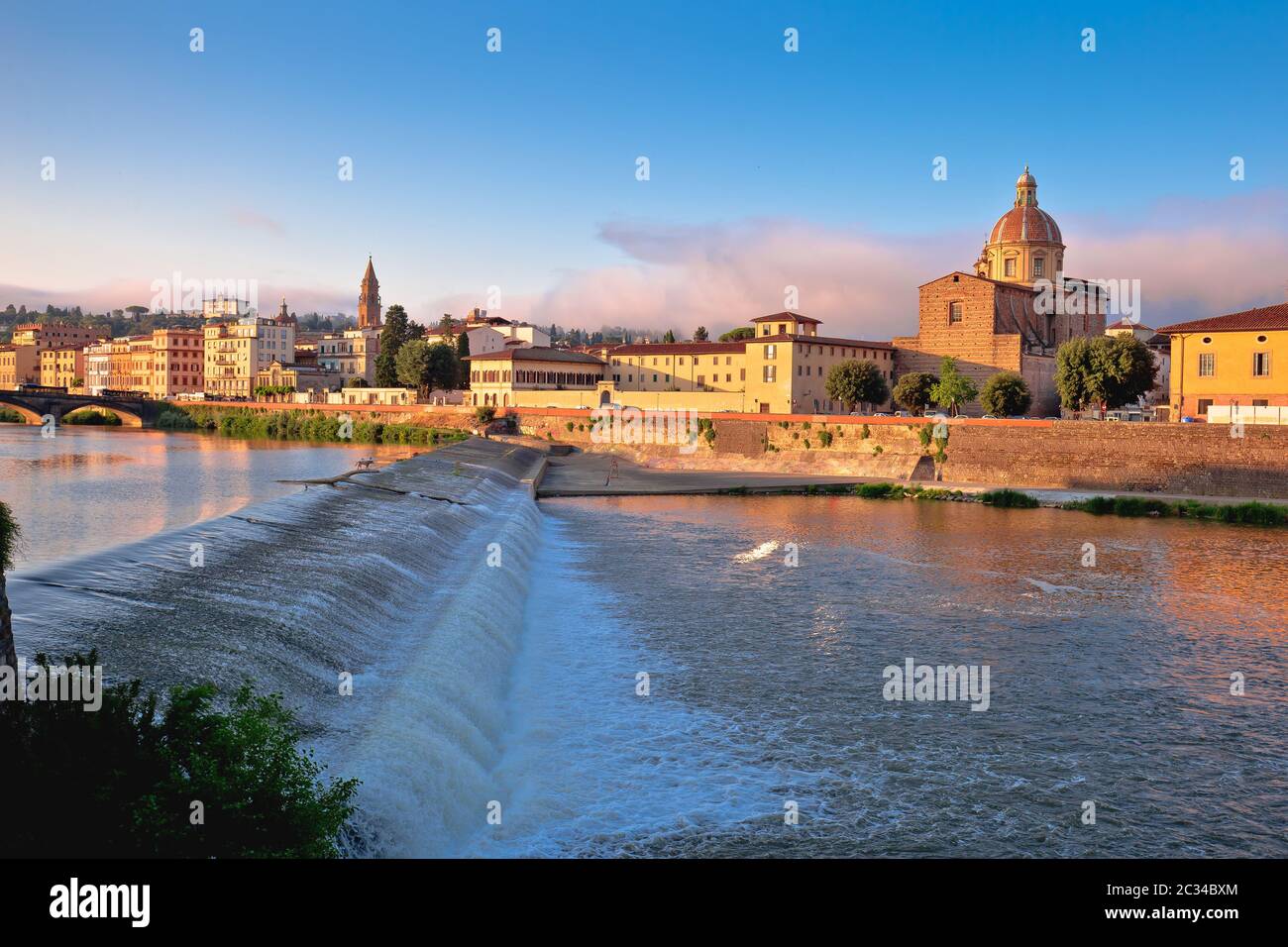 Firenze, vista sul paesaggio e sull'architettura del fiume Arno Foto Stock