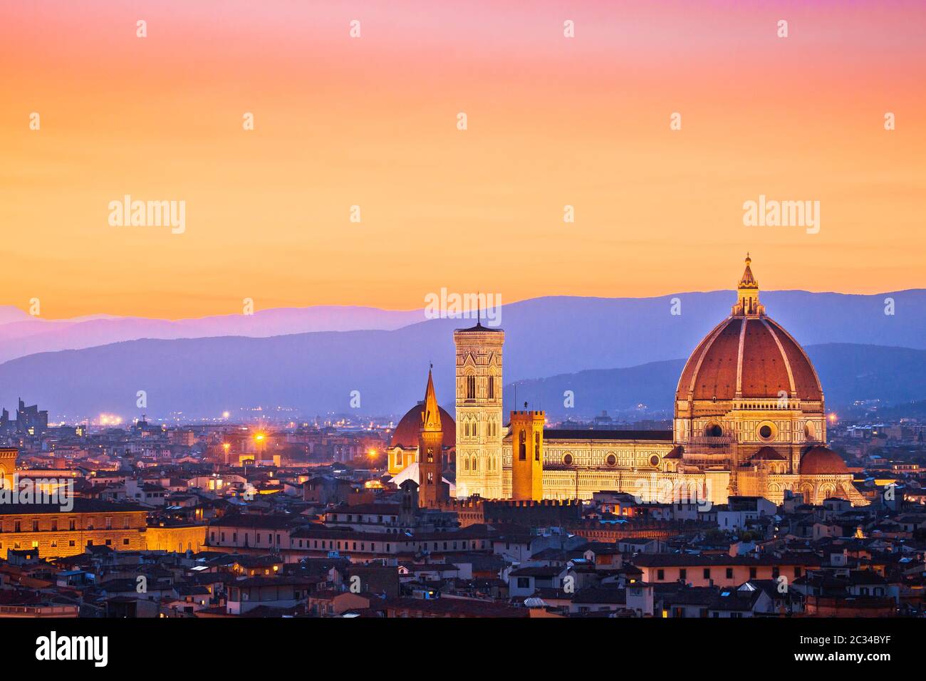 I tetti colorati di Firenze e il Duomo al tramonto Foto Stock