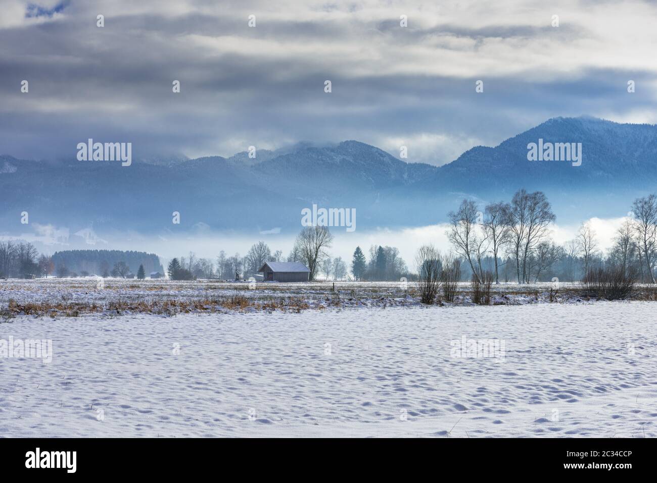 Neve fresca e paesaggio invernale a Benediktbeuern Foto Stock