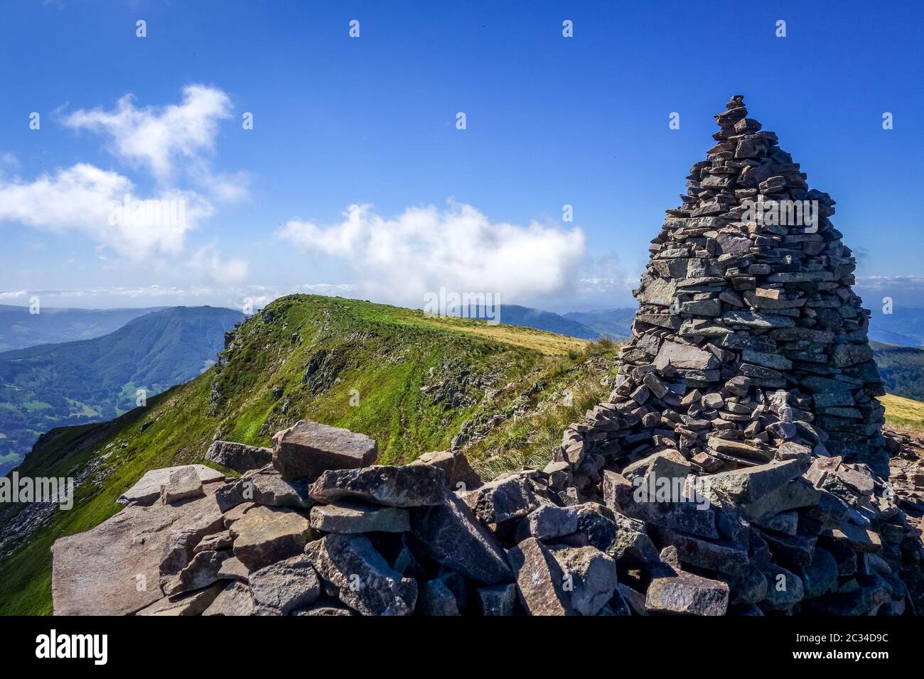 Puy Mary e catena dei vulcani di Auvergne in Cantal, Francia Foto Stock