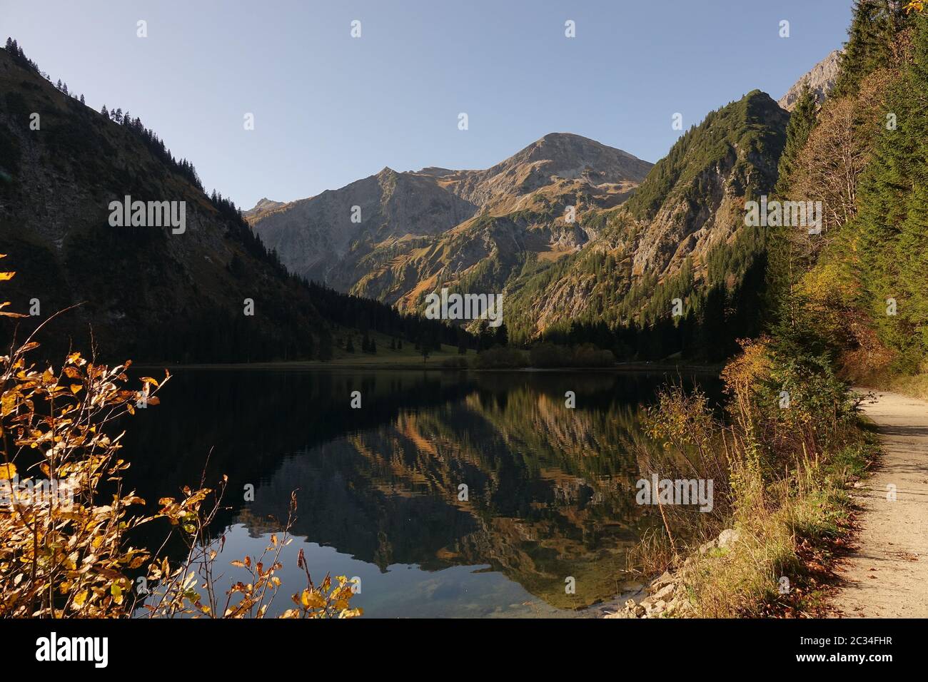 Le montagne tirolesi in Austria si riflettono nel lago limpido Foto Stock