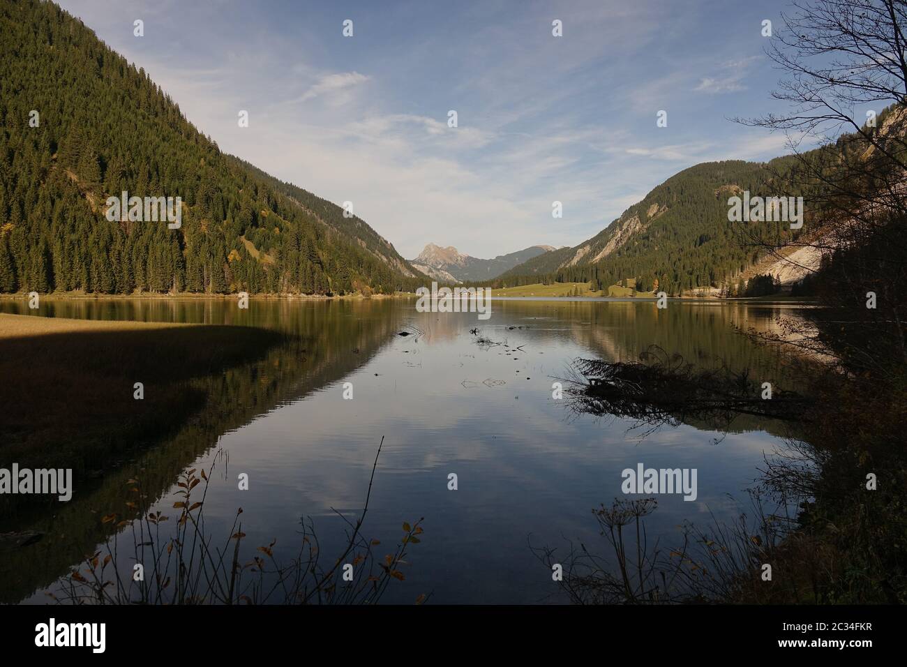 Le montagne tirolesi in Austria si riflettono nel lago limpido Foto Stock