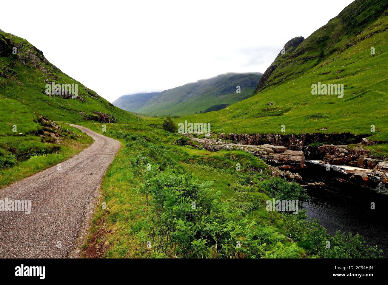 Un bellissimo paesaggio con montagne e ruscelli a Glen Coe in Scozia Foto Stock