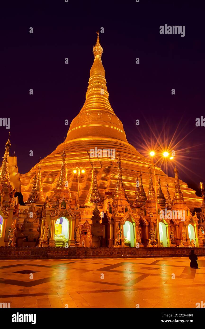 Shwedagon Pagoda di notte. Yangon. Myanmar Foto Stock
