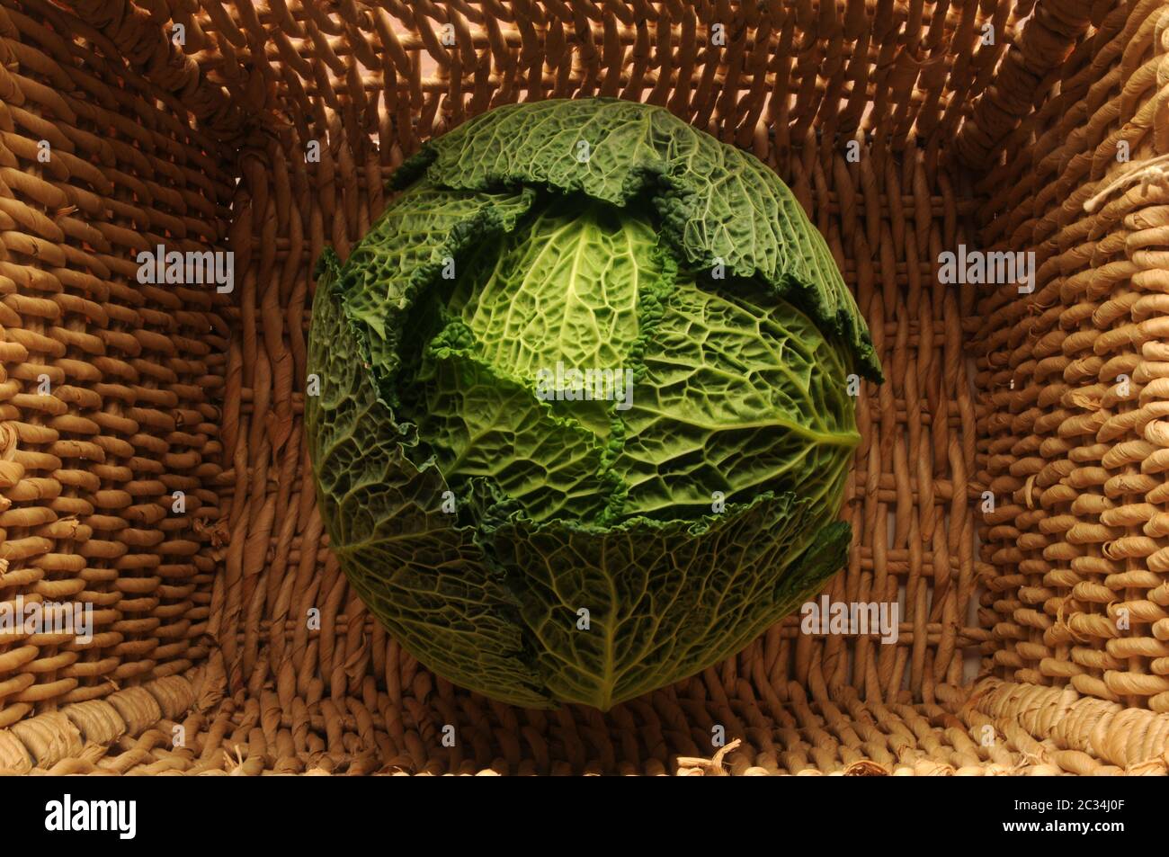 Cavolo sabaudo crudo nel cestino Foto Stock