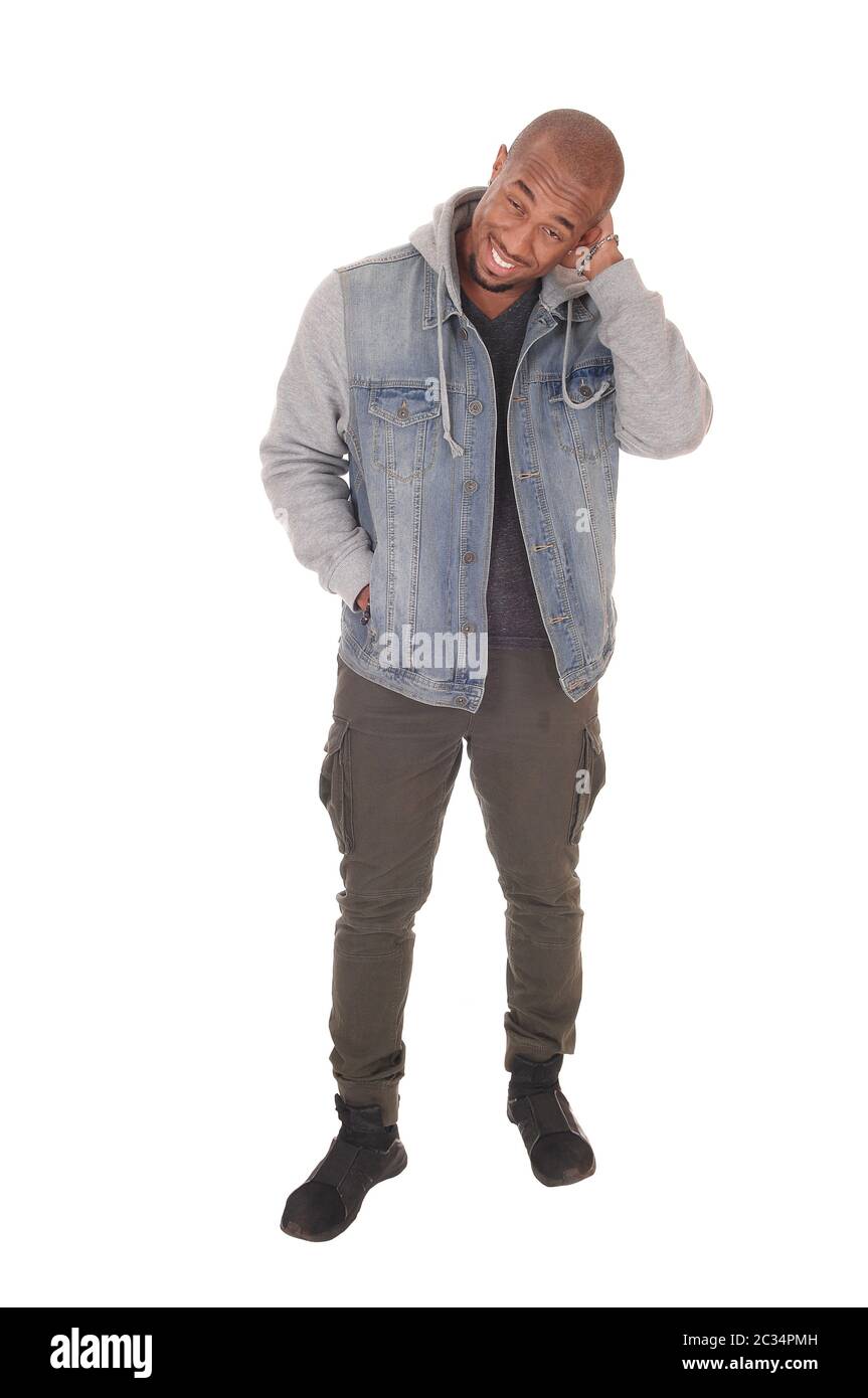 Un giovane bello African American man standing a lunghezza piena in studio con dietro la sua testa, pensando, isolato per sfondo bianco Foto Stock