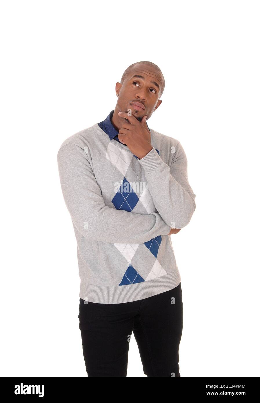 Un giovane bello African American man standing vita fino in studio con la mano sul suo mento, pensando, isolato per sfondo bianco Foto Stock