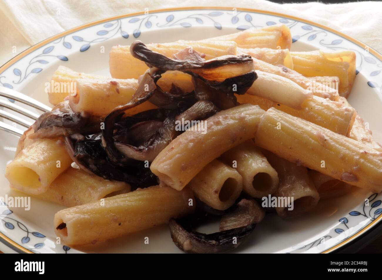 Pasta con radicchio rosso trevigiano e speck Foto Stock