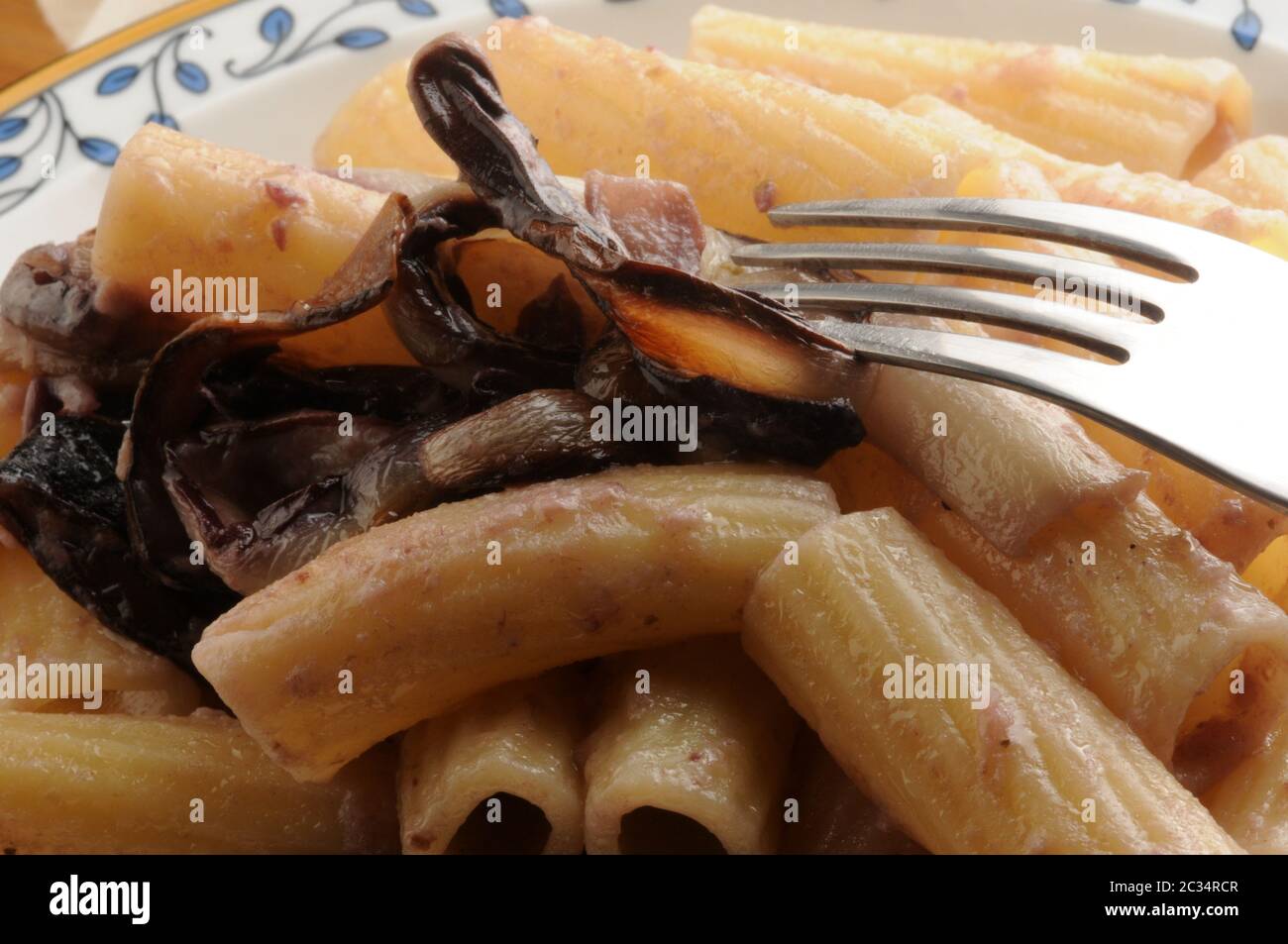 Pasta con radicchio rosso trevigiano e speck Foto Stock