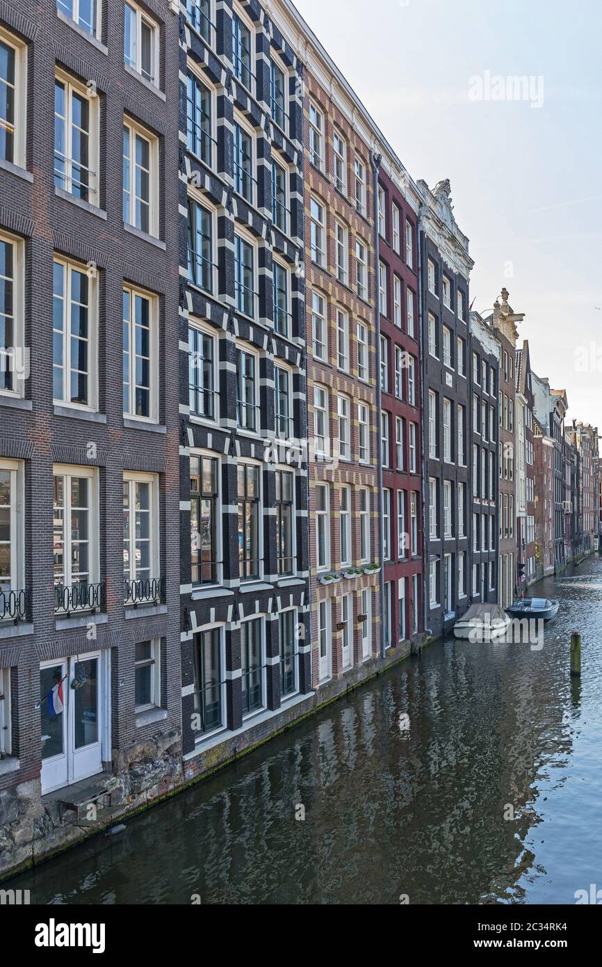 Case tradizionali a Canal in Amsterdam Paesi Bassi Foto Stock