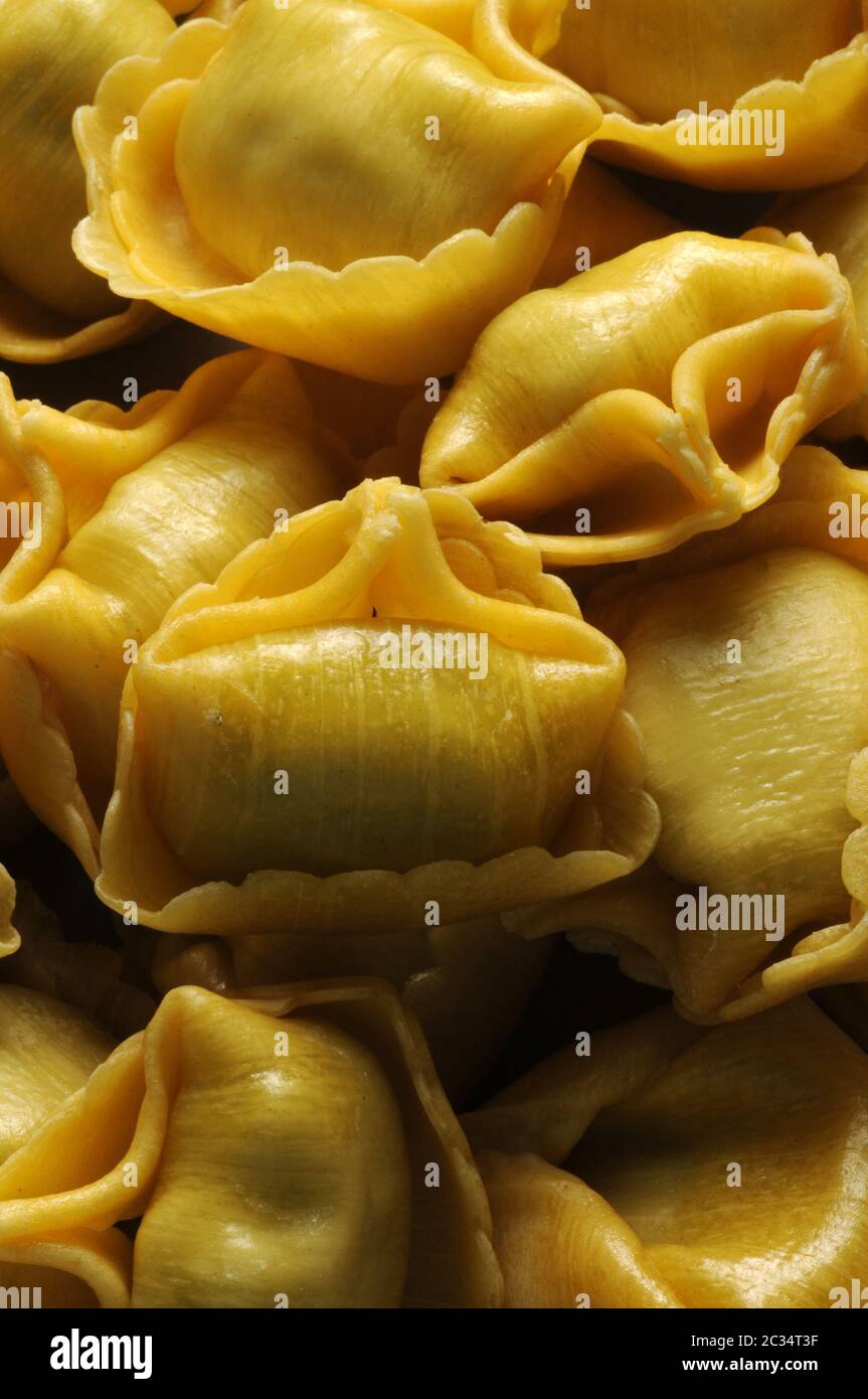 Sfondo di tortellini non cotti Foto Stock