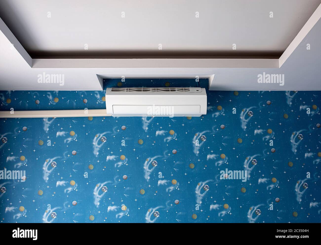 soffitto in intonaco bianco aria condizionata spazio carta da parati universo camera Foto Stock