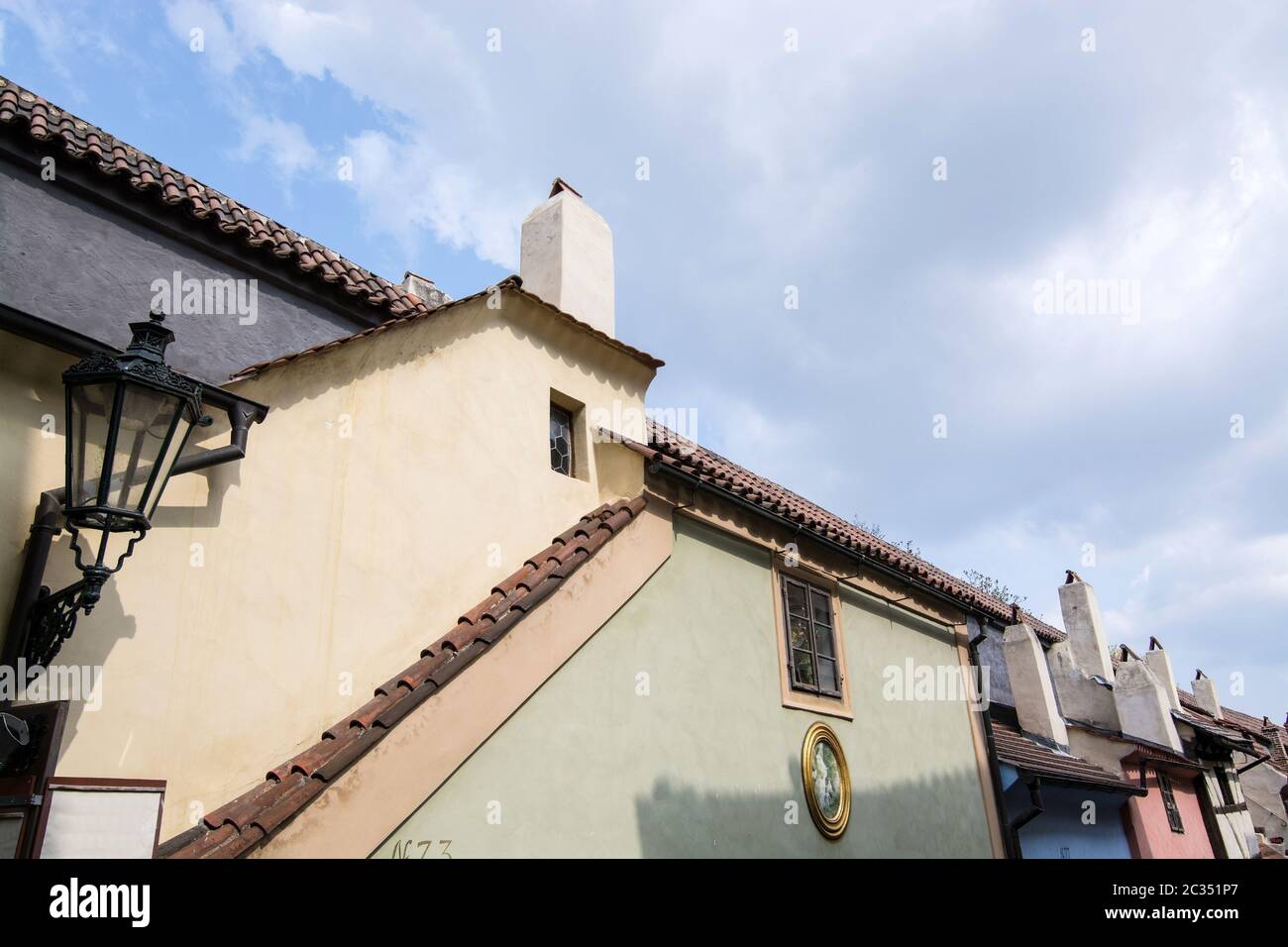 Golden Lane è una strada situata nel Castello di Praga. Originariamente costruita nel XVI secolo prende il suo nome da orafi che vi abitò nel Foto Stock