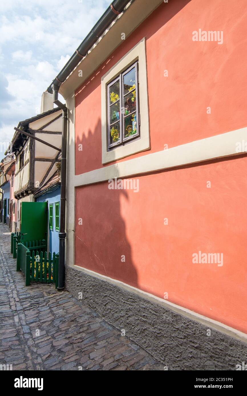 Golden Lane è una strada situata nel Castello di Praga. Originariamente costruita nel XVI secolo prende il suo nome da orafi che vi abitò nel Foto Stock